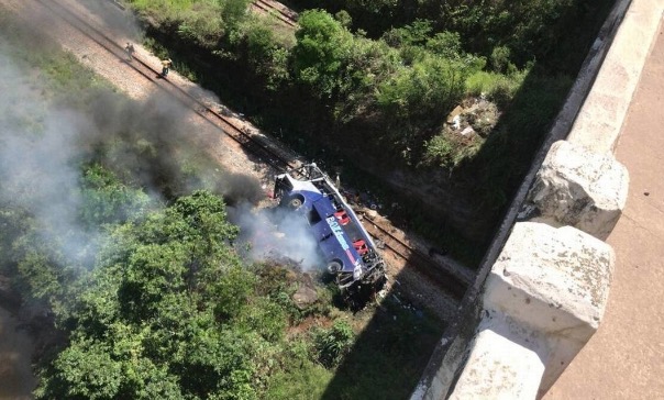 Sobe para 14 o número de mortos em queda de ônibus de viaduto em MG