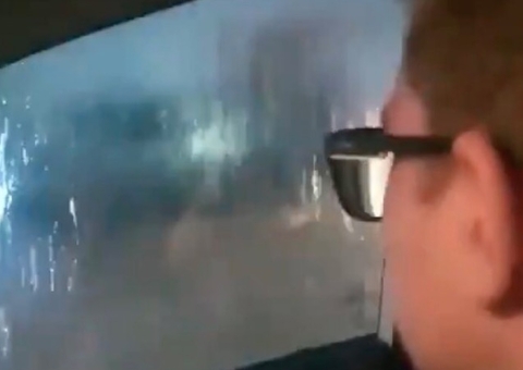 Mineiro viraliza ao narrar com calma carro sendo levado pela enxurrada