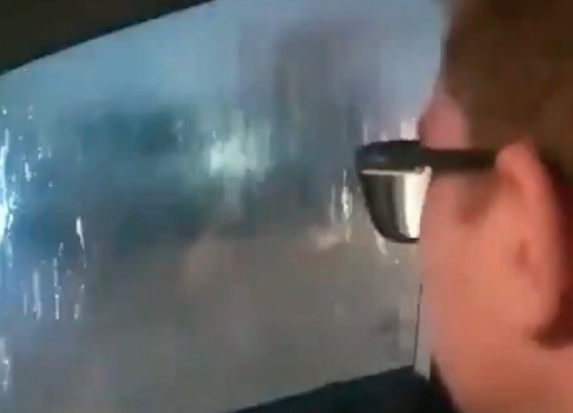 Mineiro viraliza ao narrar com calma carro sendo levado pela enxurrada