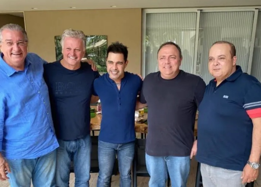 Sem máscara, ministro da Saúde confraterniza com Zezé Di Camargo