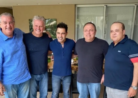 Sem máscara, ministro da Saúde confraterniza com Zezé Di Camargo