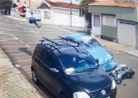 Vídeo chocante: entregador é arremessado e morre em grave acidente