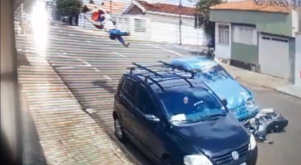 Vídeo chocante: entregador é arremessado e morre em grave acidente