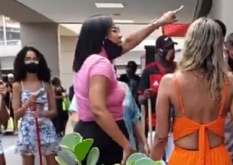 Mulher arma barraco após 2 horas na fila do Burger King; vídeo