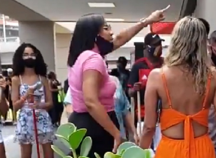 Mulher arma barraco após 2 horas na fila do Burger King; vídeo