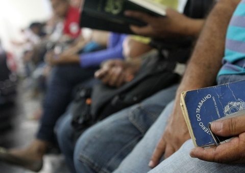 Governo planeja mexer em seguro-desemprego para cortar custos