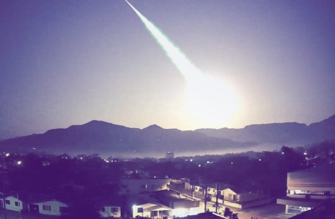Vídeo: Meteoro explode e faz noite virar dia em cidades do Brasil