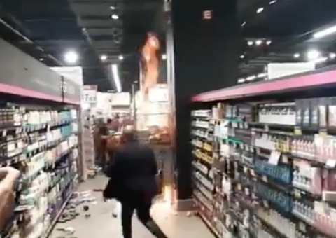 Manifestantes ateiam fogo no Carrefour durante protesto; veja vídeos