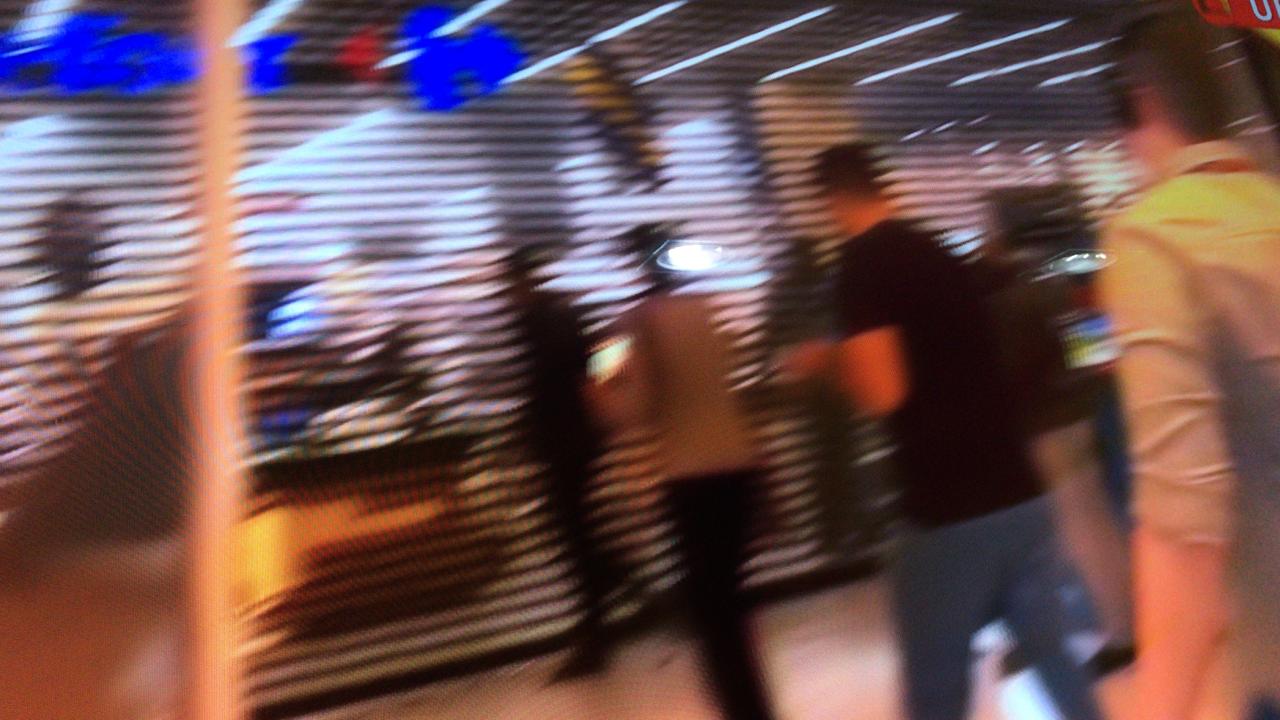 Urgente: Manifestantes atacam Carrefour a pedradas e invadem shopping