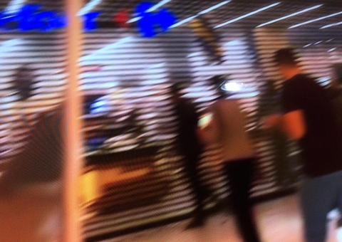 Urgente: Manifestantes atacam Carrefour a pedradas e invadem shopping
