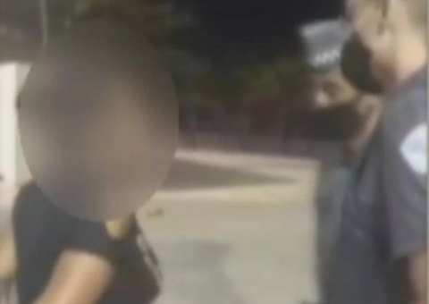 Vídeo: Mulher cospe, agride e xinga policial ao ser abordada