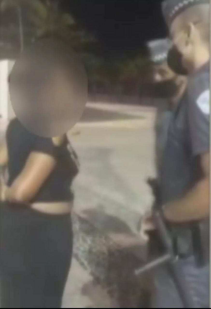 Vídeo: Mulher cospe, agride e xinga policial ao ser abordada