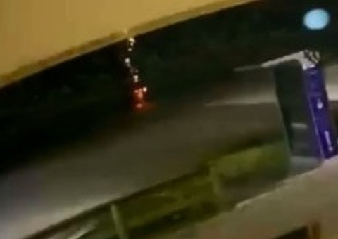 Vídeo mostra momento em que raio atinge e mata homem 