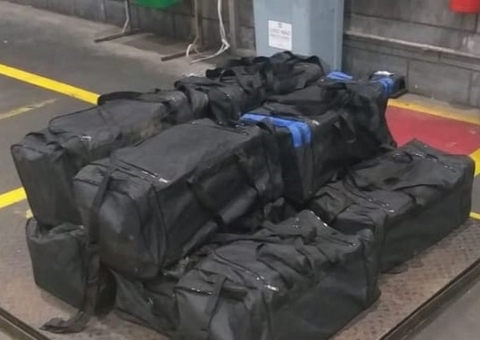 PF encontra 254 Kg de cocaína escondidas em bobinas de papel em porto