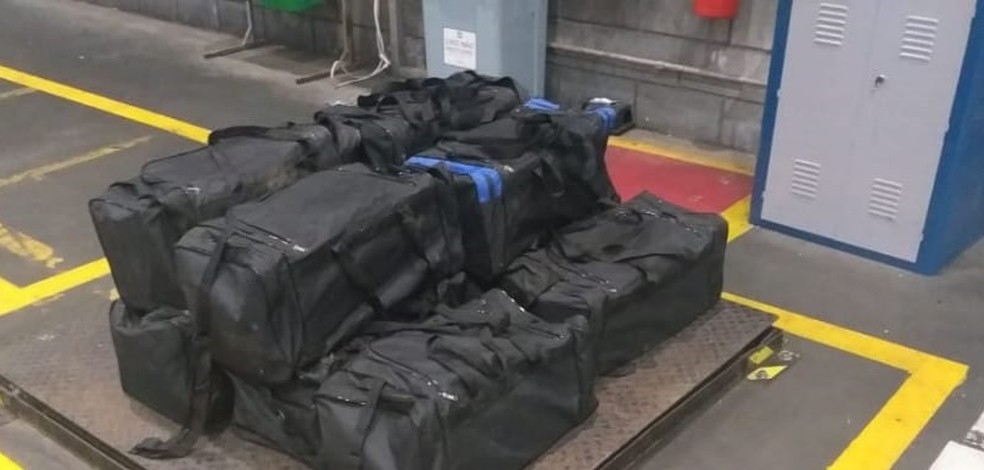 PF encontra 254 Kg de cocaína escondidas em bobinas de papel em porto