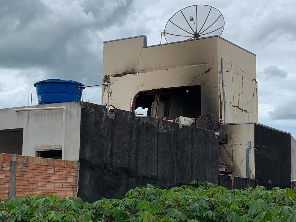 Homem abre botijões para explodir esposa e acaba deixando seis PM's feridos