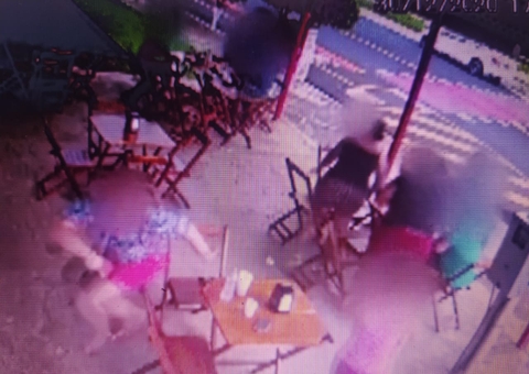 Carro invade lanchonete e atropela clientes; vídeo chocante