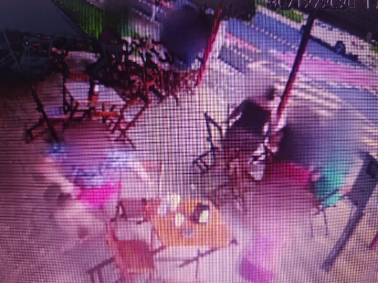 Carro invade lanchonete e atropela clientes; vídeo chocante