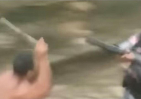 Vídeo: Homem resiste a 17 tiros de borracha e ataca PM com barra de ferro 