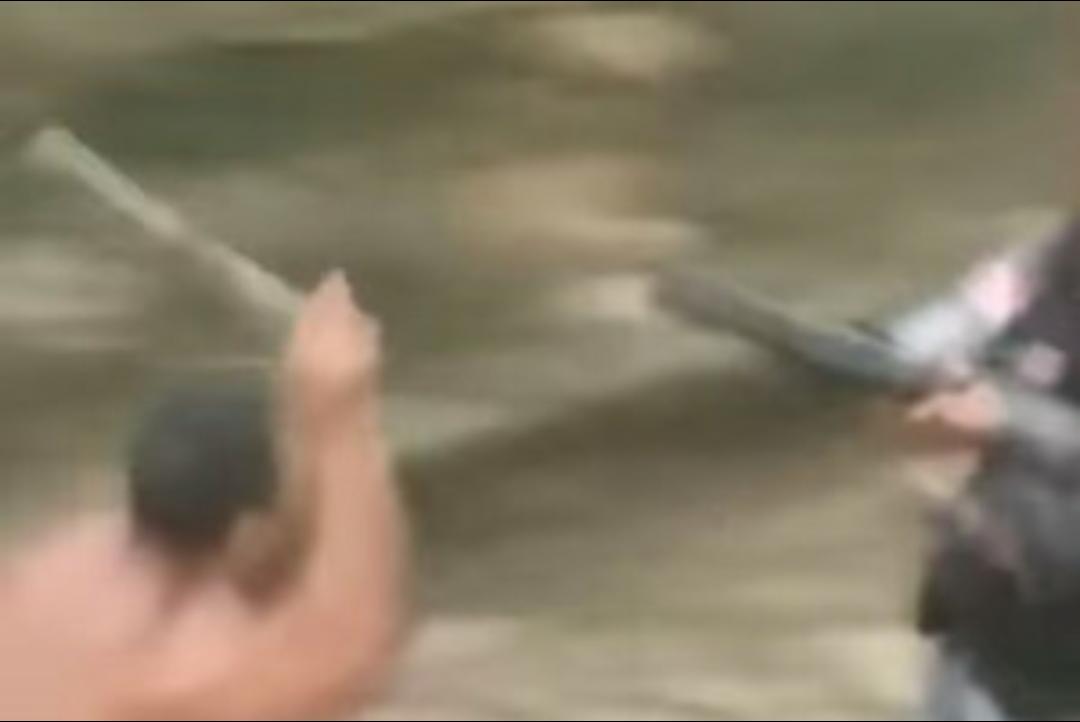 Vídeo: Homem resiste a 17 tiros de borracha e ataca PM com barra de ferro 