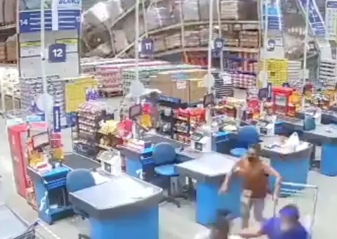 Vídeo mostra prateleiras gigantes de supermercado desabando sobre clientes