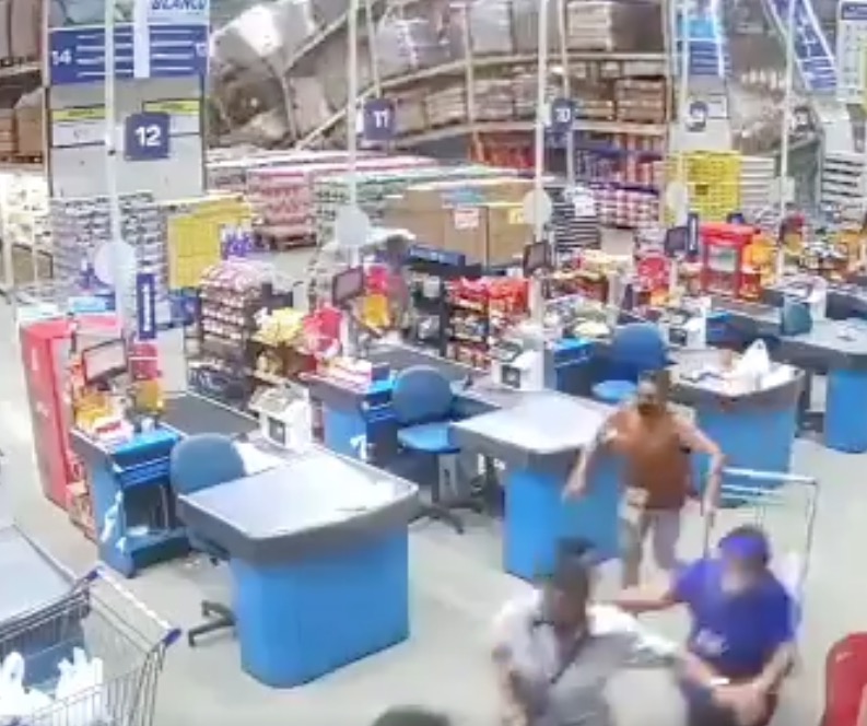 Vídeo mostra prateleiras gigantes de supermercado desabando sobre clientes
