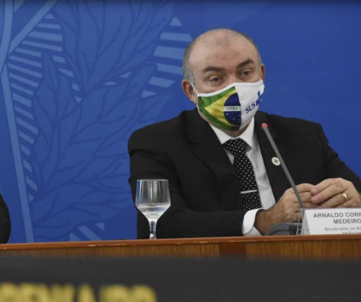 Vídeo: Secretário do Ministério da Saúde ofende repórter em coletiva