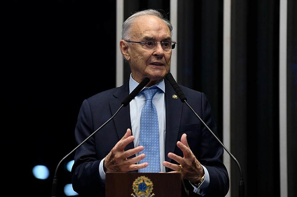 Senador Arolde Oliveira é internado após diagnóstico positivo para Covid-19