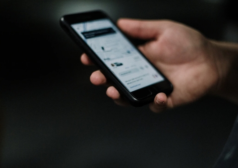 Uber é condenada a indenizar usuário ofendido por motorista