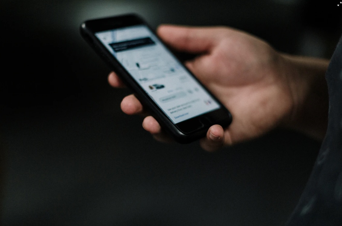 Uber é condenada a indenizar usuário ofendido por motorista