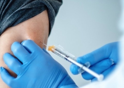 Vacina de Oxford começará a ser entregue em fevereiro, diz Fiocruz