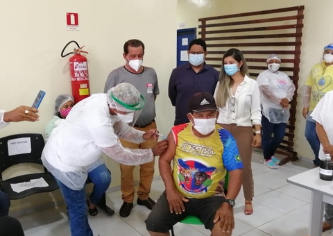 Projeto determina prisão e multa para 'fura-filas' da vacinação