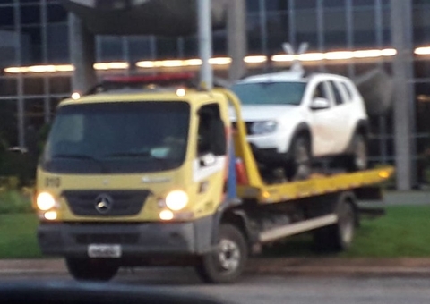 PF investiga atentado após carro invadir pátio do Ministério da Justiça