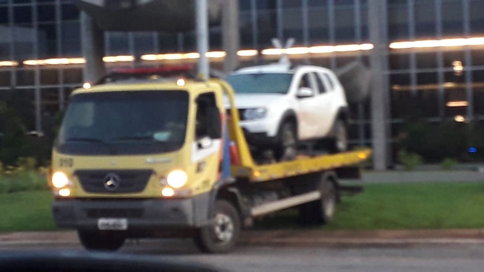 PF investiga atentado após carro invadir pátio do Ministério da Justiça