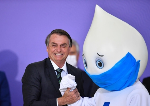 Vídeo: Zé gotinha recusa aperto de mão de Bolsonaro em cerimônia