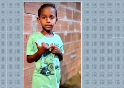 Menino de 7 anos morre após ser atingido por postes em campo de futebol