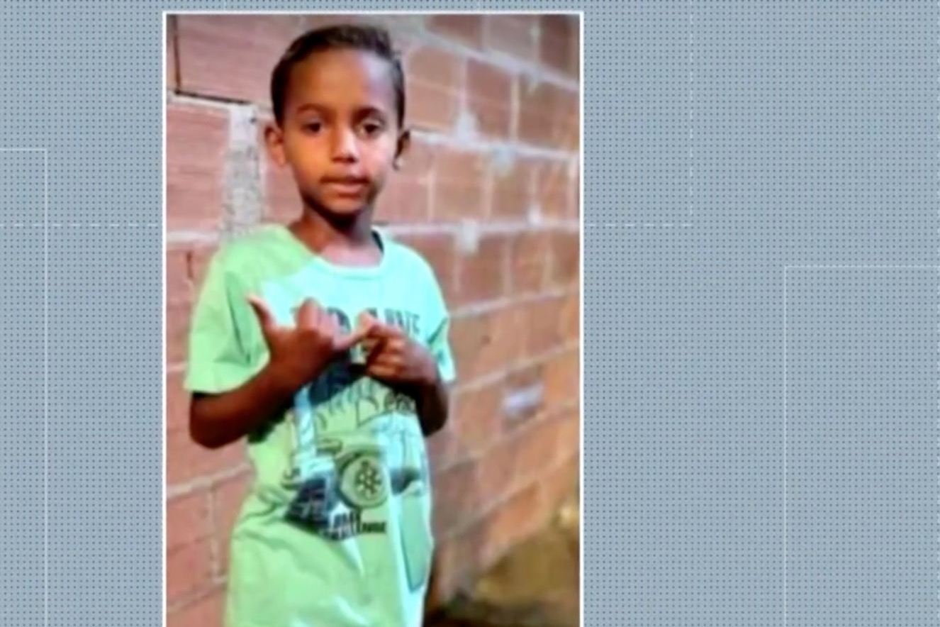 Menino de 7 anos morre após ser atingido por postes em campo de futebol