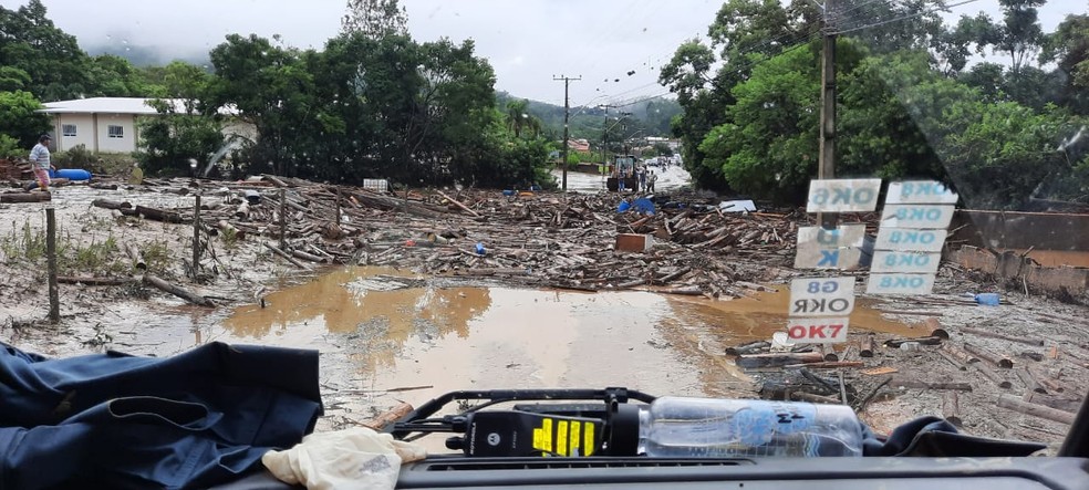 Chuva provoca sete mortes e deixa desaparecidos em Santa Catarina