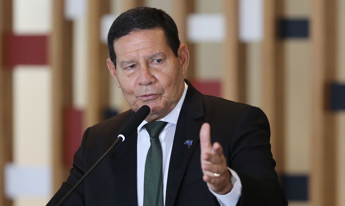 Mourão diz que tomará vacina e que não vai furar fila
