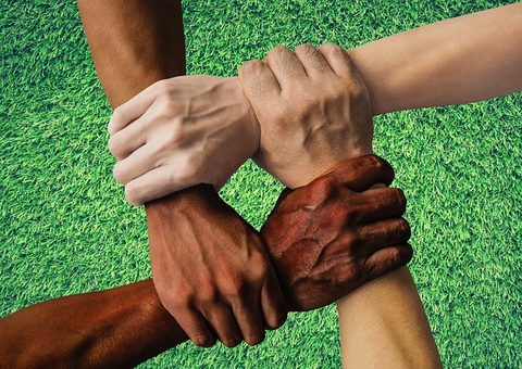 Passageiro deve ser indenizado por app de transporte após sofrer racismo