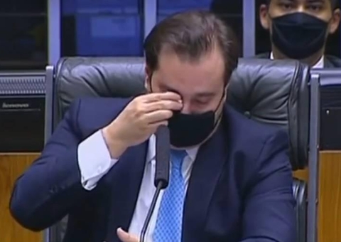 Maia chora na despedida da Câmara e diz que 'as brigas passaram'