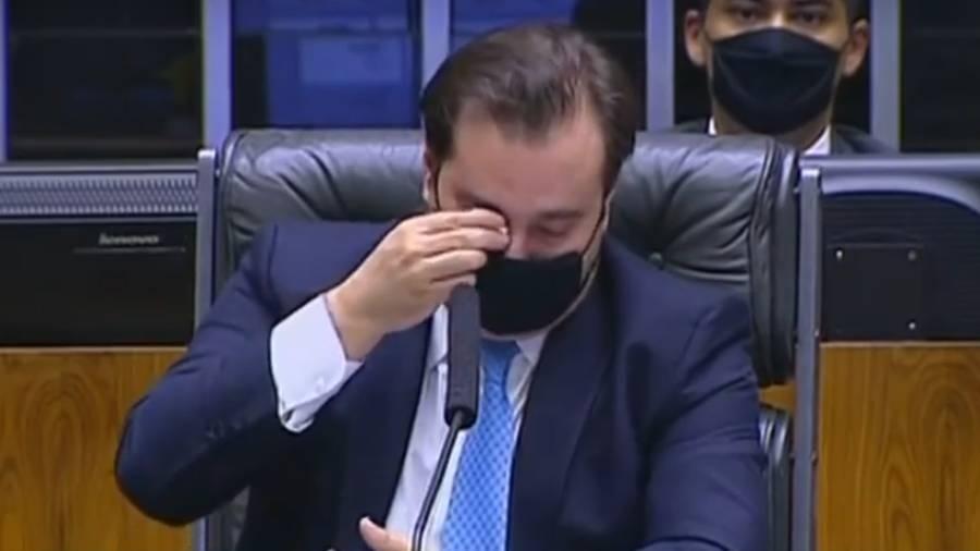 Maia chora na despedida da Câmara e diz que 'as brigas passaram'