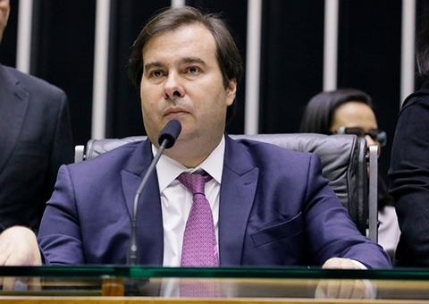 Rodrigo Maia volta à Câmara após Covid e pede uso de máscara 'até a vacina'