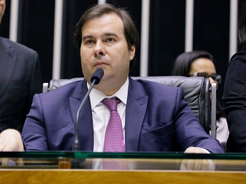 Rodrigo Maia volta à Câmara após Covid e pede uso de máscara 'até a vacina'