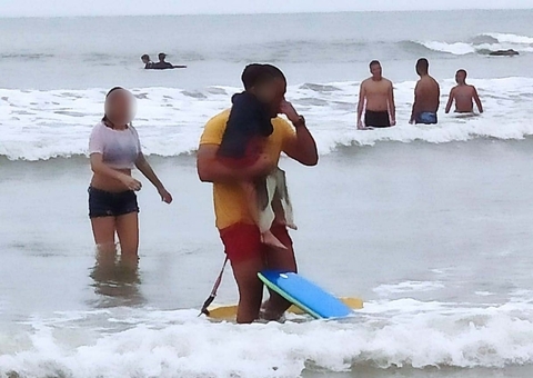 Bombeiro chora ao salvar criança de 4 anos de afogamento