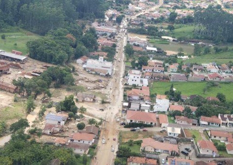 Chega a 15 o número de mortos pelas chuvas em Santa Catarina
