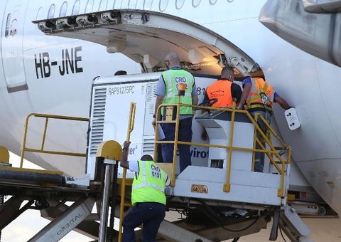 Lote com mais de 5 milhões de doses da Coronavac chega ao Brasil