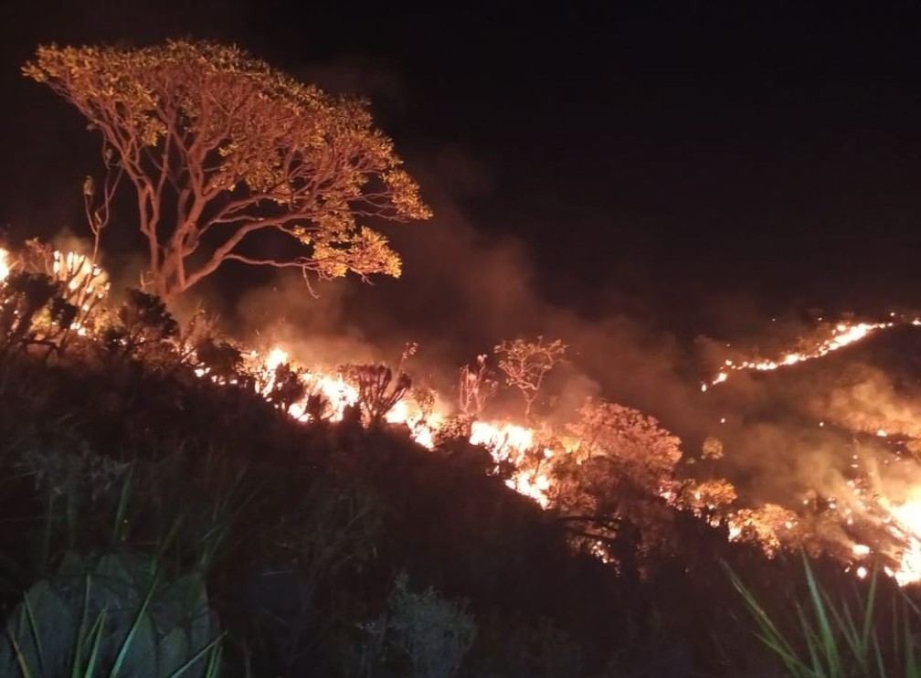 Incêndio atinge há 3 dias o Parque Nacional Serra do Cipó