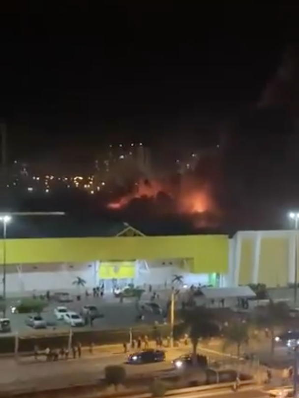Shopping é evacuado durante incêndio em Aracaju; vídeo