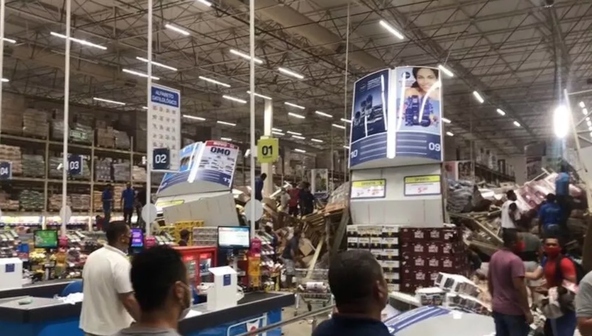 Prateleiras de supermercado desabam e atingem clientes; veja vídeo